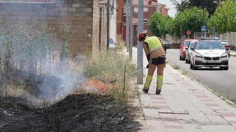 Medios personales y técnicos terrestres y aéreos han tenido que intervenir este viernes en la extinción de un incendio declarado en las proximidades del Complejo Asistencial Universitario de León. Fotos: Campillo