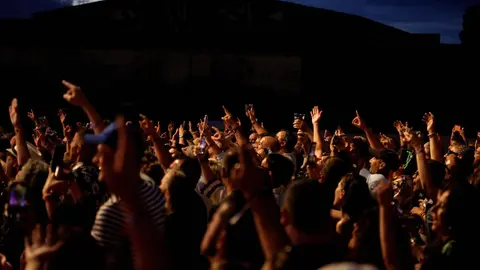 Con el cielo de Ponferrada como testigo y miles de asistentes como protagonistas, el Festival Planeta Sound 2025 alzó el telón este viernes en el Parque del Oeste, convirtiendo la capital berciana en el punto neurálgico de la música independiente nacional. Fotos: César Sánchez