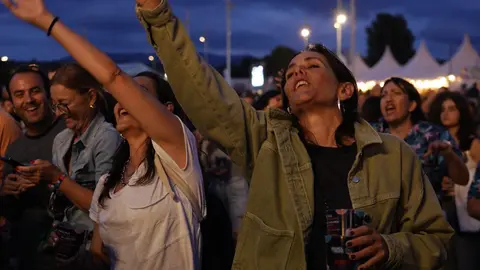 Con el cielo de Ponferrada como testigo y miles de asistentes como protagonistas, el Festival Planeta Sound 2025 alzó el telón este viernes en el Parque del Oeste, convirtiendo la capital berciana en el punto neurálgico de la música independiente nacional. Fotos: César Sánchez