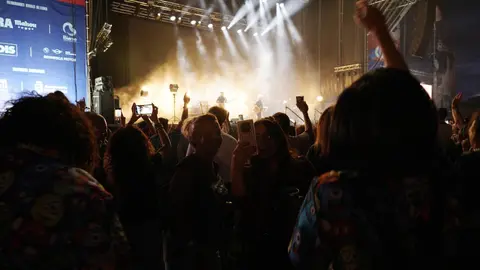 Con el cielo de Ponferrada como testigo y miles de asistentes como protagonistas, el Festival Planeta Sound 2025 alzó el telón este viernes en el Parque del Oeste, convirtiendo la capital berciana en el punto neurálgico de la música independiente nacional. Fotos: César Sánchez