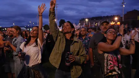 Con el cielo de Ponferrada como testigo y miles de asistentes como protagonistas, el Festival Planeta Sound 2025 alzó el telón este viernes en el Parque del Oeste, convirtiendo la capital berciana en el punto neurálgico de la música independiente nacional. Fotos: César Sánchez