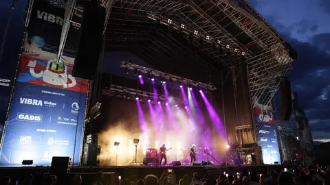 Con el cielo de Ponferrada como testigo y miles de asistentes como protagonistas, el Festival Planeta Sound 2025 alzó el telón este viernes en el Parque del Oeste, convirtiendo la capital berciana en el punto neurálgico de la música independiente nacional. Fotos: César Sánchez