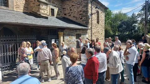 La 25ª edición del encuentro literario “Versos a Oliegos” reúne este sábado a escritores, vecinos y autoridades para conmemorar el éxodo provocado por el embalse de Villameca y homenajear la cultura cepedana. Fotos: J. Ferrero