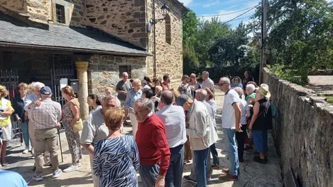 La 25ª edición del encuentro literario “Versos a Oliegos” reúne este sábado a escritores, vecinos y autoridades para conmemorar el éxodo provocado por el embalse de Villameca y homenajear la cultura cepedana. Fotos: J. Ferrero