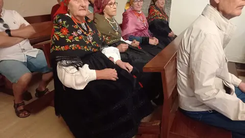 La 25ª edición del encuentro literario “Versos a Oliegos” reúne este sábado a escritores, vecinos y autoridades para conmemorar el éxodo provocado por el embalse de Villameca y homenajear la cultura cepedana. Fotos: J. Ferrero