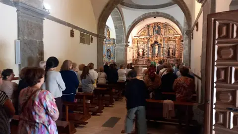 La 25ª edición del encuentro literario “Versos a Oliegos” reúne este sábado a escritores, vecinos y autoridades para conmemorar el éxodo provocado por el embalse de Villameca y homenajear la cultura cepedana. Fotos: J. Ferrero