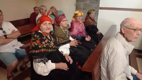 La 25ª edición del encuentro literario “Versos a Oliegos” reúne este sábado a escritores, vecinos y autoridades para conmemorar el éxodo provocado por el embalse de Villameca y homenajear la cultura cepedana. Fotos: J. Ferrero