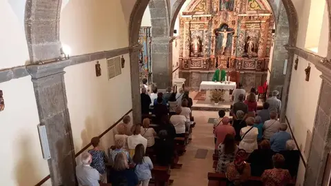 La 25ª edición del encuentro literario “Versos a Oliegos” reúne este sábado a escritores, vecinos y autoridades para conmemorar el éxodo provocado por el embalse de Villameca y homenajear la cultura cepedana. Fotos: J. Ferrero