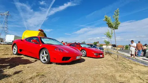 Tras una exitosa jornada inaugural, este fin de semana promete emociones fuertes en Robledo de la Valdoncina con conciertos, foodtrucks, exposiciones de Ferrari y motos clásicas, y zona camper para disfrutar al máximo.