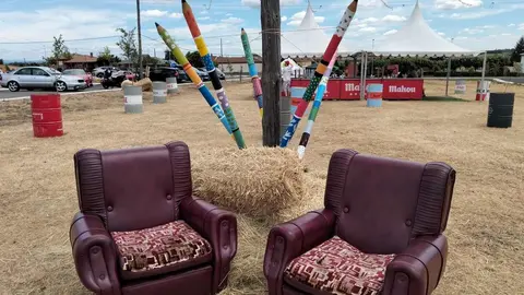 Tras una exitosa jornada inaugural, este fin de semana promete emociones fuertes en Robledo de la Valdoncina con conciertos, foodtrucks, exposiciones de Ferrari y motos clásicas, y zona camper para disfrutar al máximo.