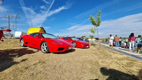 Tras una exitosa jornada inaugural, este fin de semana promete emociones fuertes en Robledo de la Valdoncina con conciertos, foodtrucks, exposiciones de Ferrari y motos clásicas, y zona camper para disfrutar al máximo.