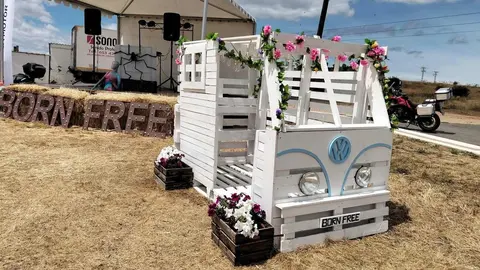 Tras una exitosa jornada inaugural, este fin de semana promete emociones fuertes en Robledo de la Valdoncina con conciertos, foodtrucks, exposiciones de Ferrari y motos clásicas, y zona camper para disfrutar al máximo.