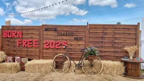 Tras una exitosa jornada inaugural, este fin de semana promete emociones fuertes en Robledo de la Valdoncina con conciertos, foodtrucks, exposiciones de Ferrari y motos clásicas, y zona camper para disfrutar al máximo.