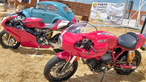 Tras una exitosa jornada inaugural, este fin de semana promete emociones fuertes en Robledo de la Valdoncina con conciertos, foodtrucks, exposiciones de Ferrari y motos clásicas, y zona camper para disfrutar al máximo.