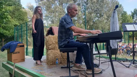 Vega de los Árboles, el pequeño pueblo leonés que se ha convertido en epicentro del jazz veraniego, vivió este sábado 19 de julio su tercera jornada del Festival de Jazz y +, consolidando el evento como una de las sorpresas culturales del verano. El público, entregado y cada vez más numeroso, llenó de nuevo la pradera local para disfrutar de una noche mágica con el Rubén Díaz Quintet, grupo formado por músicos de referencia de la escena leonesa.