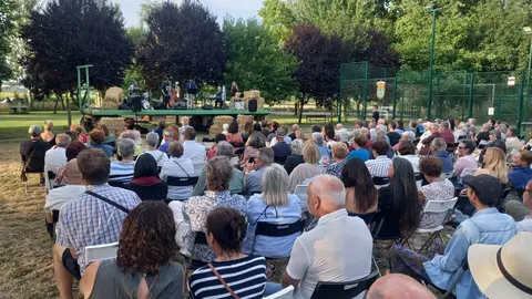 Vega de los Árboles, el pequeño pueblo leonés que se ha convertido en epicentro del jazz veraniego, vivió este sábado 19 de julio su tercera jornada del Festival de Jazz y +, consolidando el evento como una de las sorpresas culturales del verano. El público, entregado y cada vez más numeroso, llenó de nuevo la pradera local para disfrutar de una noche mágica con el Rubén Díaz Quintet, grupo formado por músicos de referencia de la escena leonesa.