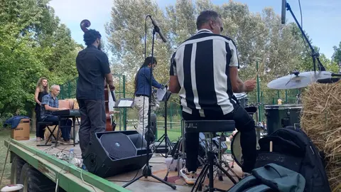 Vega de los Árboles, el pequeño pueblo leonés que se ha convertido en epicentro del jazz veraniego, vivió este sábado 19 de julio su tercera jornada del Festival de Jazz y +, consolidando el evento como una de las sorpresas culturales del verano. El público, entregado y cada vez más numeroso, llenó de nuevo la pradera local para disfrutar de una noche mágica con el Rubén Díaz Quintet, grupo formado por músicos de referencia de la escena leonesa.