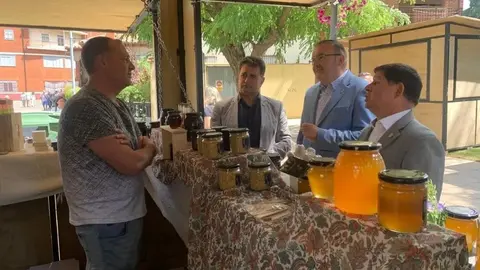 Con una gran afluencia de público, espectáculos emotivos y sabor auténtico, la jornada inaugural del sábado consolida a la feria como una cita imprescindible. El domingo promete una clausura a lo grande con pendones, folklore y deportes autóctonos.