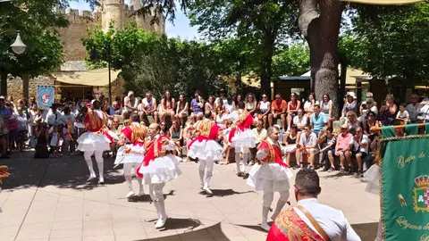 Con una gran afluencia de público, espectáculos emotivos y sabor auténtico, la jornada inaugural del sábado consolida a la feria como una cita imprescindible. El domingo promete una clausura a lo grande con pendones, folklore y deportes autóctonos.