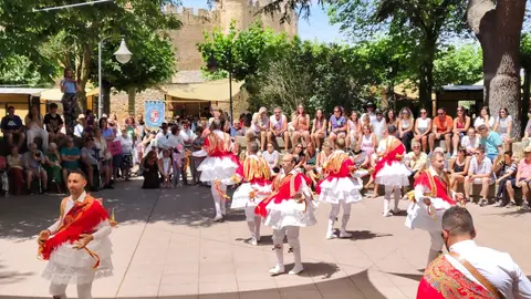 Con una gran afluencia de público, espectáculos emotivos y sabor auténtico, la jornada inaugural del sábado consolida a la feria como una cita imprescindible. El domingo promete una clausura a lo grande con pendones, folklore y deportes autóctonos.