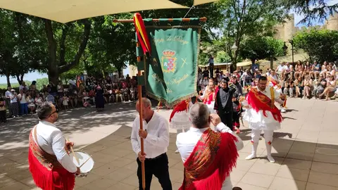 Con una gran afluencia de público, espectáculos emotivos y sabor auténtico, la jornada inaugural del sábado consolida a la feria como una cita imprescindible. El domingo promete una clausura a lo grande con pendones, folklore y deportes autóctonos.