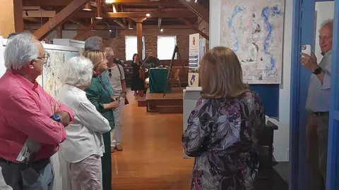 La Comunal de Val de San Lorenzo se transforma en un sinfónico encuentro entre color y emoción. La exposición 'Del color y la armonía' de Araceli González fusiona pintura y música en una experiencia sensorial que permanecerá abierta hasta el 14 de septiembre.