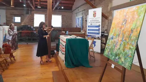 La Comunal de Val de San Lorenzo se transforma en un sinfónico encuentro entre color y emoción. La exposición 'Del color y la armonía' de Araceli González fusiona pintura y música en una experiencia sensorial que permanecerá abierta hasta el 14 de septiembre.