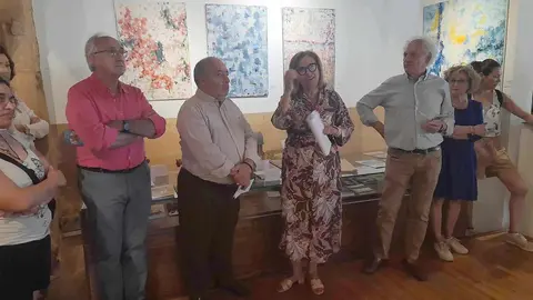 La Comunal de Val de San Lorenzo se transforma en un sinfónico encuentro entre color y emoción. La exposición 'Del color y la armonía' de Araceli González fusiona pintura y música en una experiencia sensorial que permanecerá abierta hasta el 14 de septiembre.