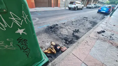 La calle Bernardo del Carpio, en pleno centro de León, ha vuelto a ser escenario de un incendio de vehículo durante la madrugada de este lunes.