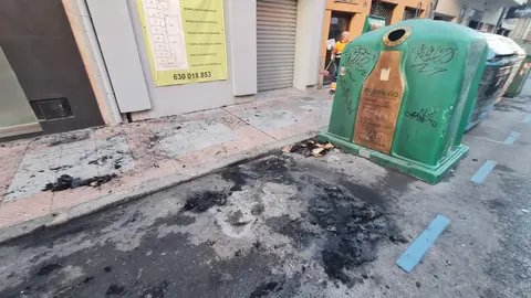 La calle Bernardo del Carpio, en pleno centro de León, ha vuelto a ser escenario de un incendio de vehículo durante la madrugada de este lunes.