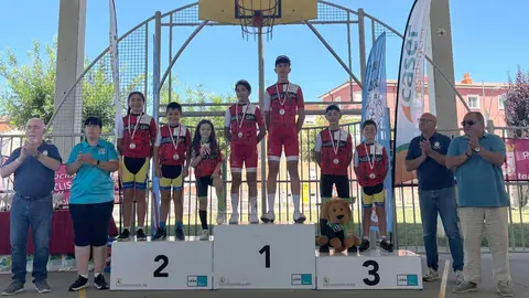 El barrio leonés de Pinilla se transformó este domingo en la capital regional del ciclismo de base con motivo del Trofeo Escuelas de Ciclismo de Pinilla, una cita clave que puso el broche final a la Copa de Castilla y León de Escuelas.