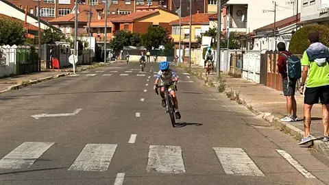 El barrio leonés de Pinilla se transformó este domingo en la capital regional del ciclismo de base con motivo del Trofeo Escuelas de Ciclismo de Pinilla, una cita clave que puso el broche final a la Copa de Castilla y León de Escuelas.