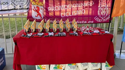 El barrio leonés de Pinilla se transformó este domingo en la capital regional del ciclismo de base con motivo del Trofeo Escuelas de Ciclismo de Pinilla, una cita clave que puso el broche final a la Copa de Castilla y León de Escuelas.
