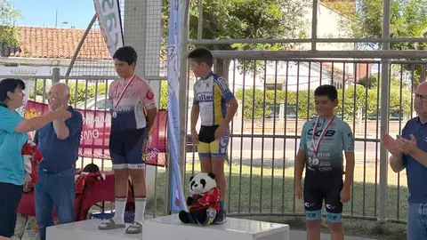El barrio leonés de Pinilla se transformó este domingo en la capital regional del ciclismo de base con motivo del Trofeo Escuelas de Ciclismo de Pinilla, una cita clave que puso el broche final a la Copa de Castilla y León de Escuelas.