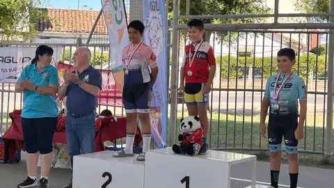 El barrio leonés de Pinilla se transformó este domingo en la capital regional del ciclismo de base con motivo del Trofeo Escuelas de Ciclismo de Pinilla, una cita clave que puso el broche final a la Copa de Castilla y León de Escuelas.