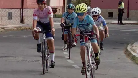 El barrio leonés de Pinilla se transformó este domingo en la capital regional del ciclismo de base con motivo del Trofeo Escuelas de Ciclismo de Pinilla, una cita clave que puso el broche final a la Copa de Castilla y León de Escuelas.