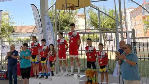 El barrio leonés de Pinilla se transformó este domingo en la capital regional del ciclismo de base con motivo del Trofeo Escuelas de Ciclismo de Pinilla, una cita clave que puso el broche final a la Copa de Castilla y León de Escuelas.