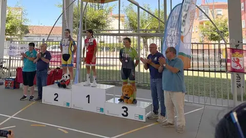 El barrio leonés de Pinilla se transformó este domingo en la capital regional del ciclismo de base con motivo del Trofeo Escuelas de Ciclismo de Pinilla, una cita clave que puso el broche final a la Copa de Castilla y León de Escuelas.