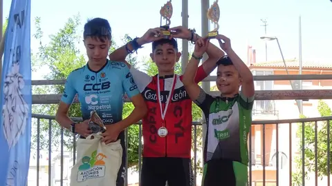 El barrio leonés de Pinilla se transformó este domingo en la capital regional del ciclismo de base con motivo del Trofeo Escuelas de Ciclismo de Pinilla, una cita clave que puso el broche final a la Copa de Castilla y León de Escuelas.