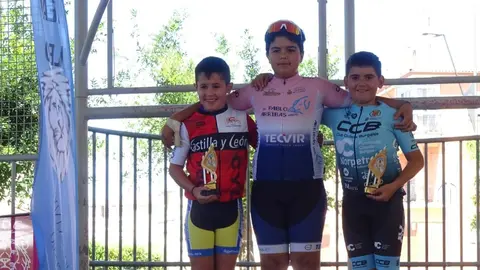 El barrio leonés de Pinilla se transformó este domingo en la capital regional del ciclismo de base con motivo del Trofeo Escuelas de Ciclismo de Pinilla, una cita clave que puso el broche final a la Copa de Castilla y León de Escuelas.