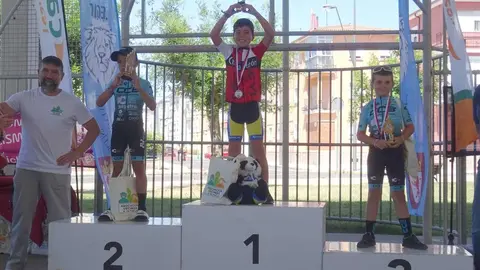 El barrio leonés de Pinilla se transformó este domingo en la capital regional del ciclismo de base con motivo del Trofeo Escuelas de Ciclismo de Pinilla, una cita clave que puso el broche final a la Copa de Castilla y León de Escuelas.
