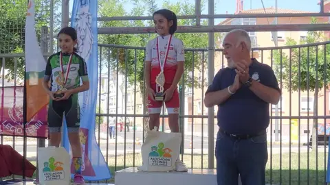 El barrio leonés de Pinilla se transformó este domingo en la capital regional del ciclismo de base con motivo del Trofeo Escuelas de Ciclismo de Pinilla, una cita clave que puso el broche final a la Copa de Castilla y León de Escuelas.