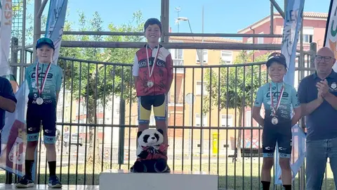 El barrio leonés de Pinilla se transformó este domingo en la capital regional del ciclismo de base con motivo del Trofeo Escuelas de Ciclismo de Pinilla, una cita clave que puso el broche final a la Copa de Castilla y León de Escuelas.