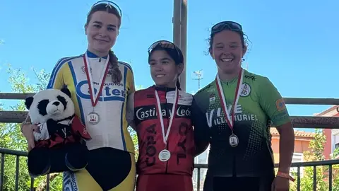 El barrio leonés de Pinilla se transformó este domingo en la capital regional del ciclismo de base con motivo del Trofeo Escuelas de Ciclismo de Pinilla, una cita clave que puso el broche final a la Copa de Castilla y León de Escuelas.