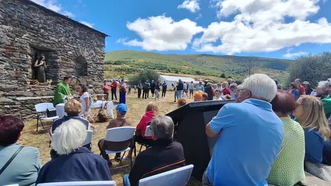 Este domingo, Murias de Paredes volvió a convertirse en epicentro del saber rural con la XXIII Muestra de Artesanía y Oficios Tradicionales, enmarcada dentro de las XVI Jornadas Culturales “Memoria y Tradición”. La cita, celebrada en el entorno natural de la ermita del Puerto de la Magdalena, reunió a decenas de artesanos, visitantes y vecinos del municipio y la comarca en una jornada cargada de tradición, cultura y vida comunitaria.