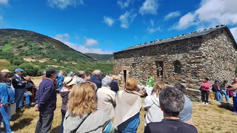Este domingo, Murias de Paredes volvió a convertirse en epicentro del saber rural con la XXIII Muestra de Artesanía y Oficios Tradicionales, enmarcada dentro de las XVI Jornadas Culturales “Memoria y Tradición”. La cita, celebrada en el entorno natural de la ermita del Puerto de la Magdalena, reunió a decenas de artesanos, visitantes y vecinos del municipio y la comarca en una jornada cargada de tradición, cultura y vida comunitaria.