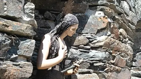 Este domingo, Murias de Paredes volvió a convertirse en epicentro del saber rural con la XXIII Muestra de Artesanía y Oficios Tradicionales, enmarcada dentro de las XVI Jornadas Culturales “Memoria y Tradición”. La cita, celebrada en el entorno natural de la ermita del Puerto de la Magdalena, reunió a decenas de artesanos, visitantes y vecinos del municipio y la comarca en una jornada cargada de tradición, cultura y vida comunitaria.