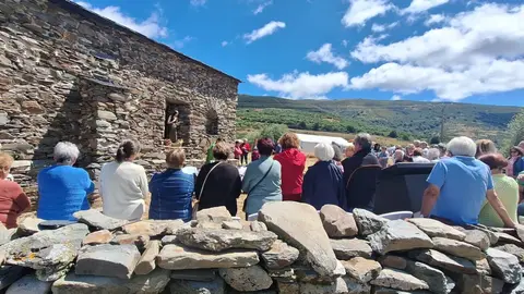 Este domingo, Murias de Paredes volvió a convertirse en epicentro del saber rural con la XXIII Muestra de Artesanía y Oficios Tradicionales, enmarcada dentro de las XVI Jornadas Culturales “Memoria y Tradición”. La cita, celebrada en el entorno natural de la ermita del Puerto de la Magdalena, reunió a decenas de artesanos, visitantes y vecinos del municipio y la comarca en una jornada cargada de tradición, cultura y vida comunitaria.