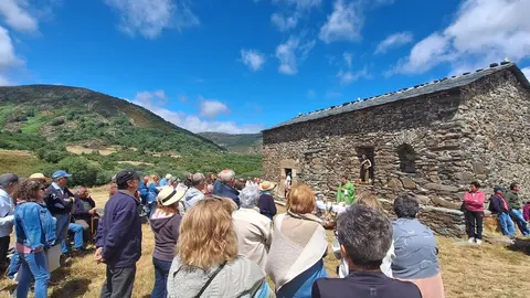 Este domingo, Murias de Paredes volvió a convertirse en epicentro del saber rural con la XXIII Muestra de Artesanía y Oficios Tradicionales, enmarcada dentro de las XVI Jornadas Culturales “Memoria y Tradición”. La cita, celebrada en el entorno natural de la ermita del Puerto de la Magdalena, reunió a decenas de artesanos, visitantes y vecinos del municipio y la comarca en una jornada cargada de tradición, cultura y vida comunitaria.