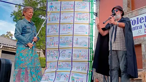 Adolfo Pérez interpreta el canto del ciego de Oliegos al final del recital acompañado de Belén Molleda.